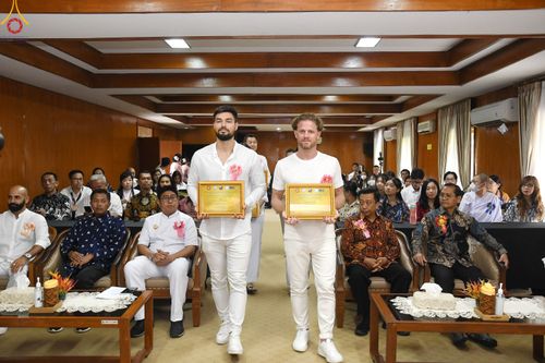 ภาพ No.82178:พิธีมอบรางวัลเกียรติยศและ การลงนามข้อตกลงความร่วมมือ (MOU)  โครงการสอบแข่งขัน  สอบตอบปัญหามงคลชีวิต 38 ประการ  ระหว่างประเทศ ในวันเสาร์ที่ 3 มิ.ย. พ.ศ.2566 ณ ห้องประชุม อวัทธนะ มหาเจดีย์บุโรพุทโธ ประเทศอินโดนีเซีย