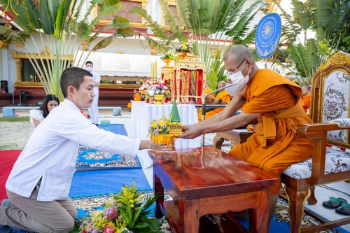 ภาพ No.83138:พิธีถวายสังฆทาน 323 วัด 4 จังหวัดชายแดนภาคใต้ ปีที่ 19 ครั้งที่ 163 พิธีมอบกองทุนหนุนแรงใจช่วยครูใต้ ปีที่ 16 ครั้งที่ 128  และพิธีทำบุญอุทิศส่วนกุศลให้ผู้วายชนม์ ในวันเสาร์ที่ 8 กรกฎาคม พ.ศ. 2566 ณ หอประชุม อาคารพระสุทธิสมณวัตรานุสรณ์   วัดมุจลินทวาปีวิ