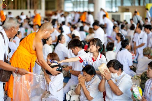 ภาพ No.311346:วันอาทิตย์ต้นเดือนที่ 1 มีนาคม พ.ศ.2569 พิธีตักบาตร และ พิธีบูชาข้าวพระ ณ สภาธรรมกายสากล วัดพระธรรมกาย