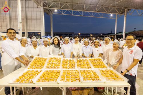 ภาพ No.279114:วันที่ 2 มกราคม พ.ศ.2569 พิธีถวายภัตตาหารเป็นสังฆทาน แด่พระธรรมยาตรา ณ วัดพระธรรมกาย ปทุมธานี ในโครงการธรรมยาตรา กตัญญูบูชา มหาปูชนียาจารย์ พระมงคลเทพมุนี(สด จนฺทสโร) พระผู้ปราบมาร อนุสรณ์สถาน 7 แห่ง ปีที่ 14