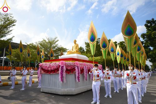 ภาพ No.89059:พิธีอัญเชิญรูปหล่อทองคำ  คุณยายอาจารย์มหารัตนอุบาสิกาจันทร์ ขนนกยูง เพื่อประดิษฐาน ณ มหาวิหารคุณยายอาจารย์ฯ เนื่องในวันครูผู้ค้นพบวิชชาธรรมกาย วันศุกร์ที่ 29 กันยายน พ.ศ. 2566
