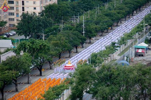 ภาพ No.89147:พิธีอัญเชิญรูปหล่อทองคำ  คุณยายอาจารย์มหารัตนอุบาสิกาจันทร์ ขนนกยูง เพื่อประดิษฐาน ณ มหาวิหารคุณยายอาจารย์ฯ เนื่องในวันครูผู้ค้นพบวิชชาธรรมกาย วันศุกร์ที่ 29 กันยายน พ.ศ. 2566