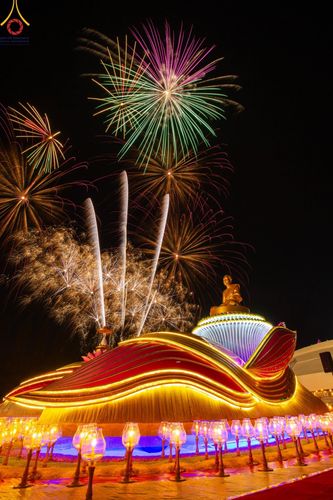 ภาพ No.192812:พิธีจุดประทีปถวายเป็นพุทธบูชา และบูชาธรรมมหาปูชนียาจารย์ ณ อนุสรณ์สถานคลองบางนางแท่น อ.สามพราน จ.นครปฐม ในโครงการธรรมยาตรา กตัญญูบูชา มหาปูชนียาจารย์ พระมงคลเทพมุนี(สด จนฺทสโร) พระผู้ปราบมาร อนุสรณ์สถาน 7 แห่ง ปีที่ 13 วันที่ 10 มกราคม พ.ศ. 2568