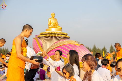 ภาพ No.201203:พิธีตักบาตรพระธรรมยาตรา ณ อนุสรณ์สถานลำดับที่ 5 สถานที่เผยแผ่วิชชาธรรมกายครั้งแรก อนุสรณ์สถานบางปลา วัดบางปลา อำเภอบางเลน จังหวัดนครปฐม ในโครงการธรรมยาตรา กตัญญูบูชา มหาปูชนียาจารย์ พระมงคลเทพมุนี(สด จนฺทสโร) พระผู้ปราบมาร อนุสรณ์สถาน 7 แห่ง ปีที่ 13