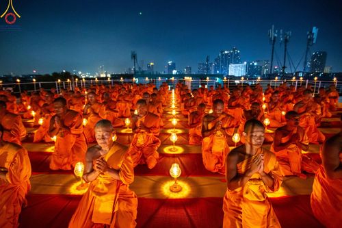 ภาพ No.201746:พิธีจุดประทีปถวายเป็นพุทธบูชา และบูชาธรรมมหาปูชนียาจารย์ ณ อาคารธรรมยาตรา กตัญญูบูชามหาปูชนียาจารย์ ตรงข้ามวัดปากน้ำภาษีเจริญ จ.กรุงเทพมหานคร ในโครงการธรรมยาตรา กตัญญูบูชา มหาปูชนียาจารย์ พระมงคลเทพมุนี(สด จนฺทสโร) พระผู้ปราบมาร อนุสรณ์สถาน 7 แห่ง