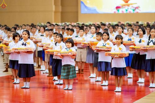 ภาพ No.246093:วันเสาร์ที่ 13 กันยายน พ.ศ. 2568 พิธีมอบผ้าไตรประธานกฐินสัมฤทธิ์เด็กดี V-Star ณ สภาธรรมกายสากล วัดพระธรรมกาย