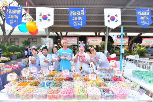 ภาพ No.194041:วัดพระธรรมกาย จัดงานวันเด็กแห่งชาติ ประจำปี พ.ศ.2568 ออกร้านอาหาร 200 ร้าน มอบของขวัญหลายหมื่นชิ้น วันที่ 12 มกราคม พ.ศ. 2568 วัดพระธรรมกาย อ.คลองหลวง จ.ปทุมธานี