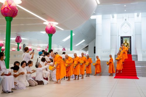 ภาพ No.244959:วันเสาร์ที่ 6 กันยายน พ.ศ. 2568 พิธีถวายบาตร บรรพชา อุปสมบทของนาคธรรมทายาท โครงการอุปสมบทหมู่บูชาธรรมครบรอบ 108 ปี  วันครูผู้ค้นพบวิชชาธรรมกาย ณ โบสถ์พระไตรปิฎก วัดพระธรรมกาย