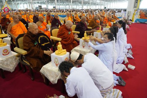 ภาพ No.60120:พิธีเจริญพระพุทธมนต์ "ฉลองอายุวัฒนมงคล 80 ปี หลวงพ่อธัมมชโย" พิธีถวายไทยธรรม คณะสงฆ์ 10,000 กว่าวัดทั่วประเทศ ในวันคุ้มครองโลก วันจันทร์ที่ 22 เมษายน พ.ศ. 2567 ณ สภาธรรมกายสากล วัดพระธรรมกาย จ.ปทุมธานี