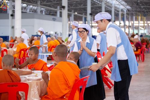 ภาพ No.58995:V.40 ภัตตาหารพระหมื่นวัด เราจัดให้ การปฏิบัติงานของเจ้าหน้าที่และอาสาสมัคร เพื่อรับบุญในการถวายภัตตาหาร แด่คณะสงฆ์ 10,000 กว่าวัดทั่วประเทศ ที่มาร่วมงานวันคุ้มครองโลก จันทร์ที่ 22 เมษายน พ.ศ. 2567 ณ วัดพระธรรมกาย