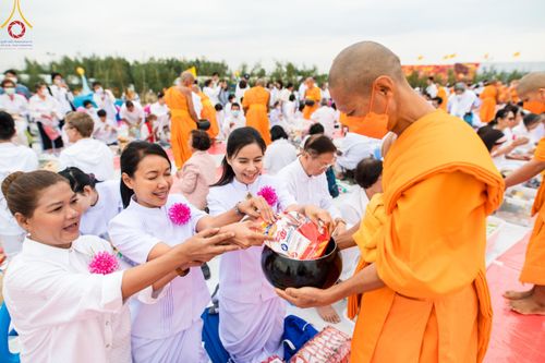 ภาพ No.118642:พิธีตักบาตรพระธรรมยาตรา ปีที่ 12 ณ อนุสรณ์สถานลำดับที่ 5 สถานที่เผยแผ่วิชชาธรรมกายครั้งแรก อนุสรณ์สถานบางปลา จ.นครปฐม วันที่ 25 มกราคม พ.ศ. 2567