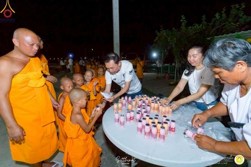 ภาพ No.222324:วันที่ 26-27 เมษายน พ.ศ. 2568 ศูนย์ปฏิบัติธรรมสวนผึ้ง ร่วมกับ ธุดงค์คสถานประจวบคีรีขันธ์ และวัดอ่าวน้อย  จัดกิจกรรมเดินธรรมยาตรา ตักบาตรข้าวสารอาหารแห้ง และจุดประทีปถวายเป็นพุทธบูชา ณ วัดอ่าวน้อย จ.ประจวบคีรีขันธ์