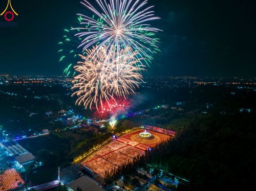 ภาพ No.109750:พิธีจุดประทีปถวายเป็นพุทธบูชา และบูชาธรรมมหาปูชนียาจารย์ วันที่ 10 มกราคม พ.ศ. 2567 ณ อนุสรณ์สถานคลองบางนางแท่น อ.สามพราน จ.นครปฐม