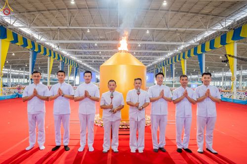 ภาพ No.87015:พิธีตักบาตร , พิธีบูชาข้าวพระ , พิธีจุดเทียนใจ ไฟนิรันดร์ อนันตชัย ในวันอาทิตย์ต้นเดือน 3 กันยายน พ.ศ. 2566 ณ วัดพระธรรมกาย