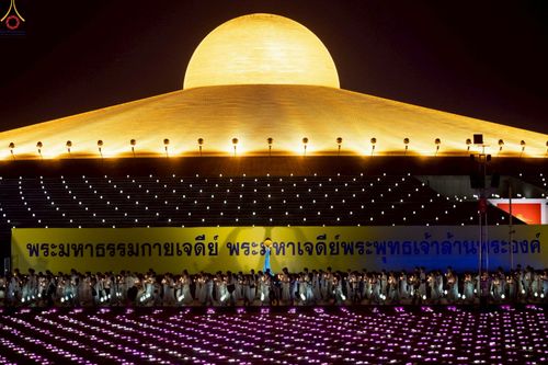 ภาพ No.224138:วันวิสาขบูชา วันอาทิตย์ที่ 11 พฤษภาคม พ.ศ. 2568 พิธีจุดวิสาขประทีป ,  พิธีเวียนประทักษิณรอบพระมหาธรรมกายเจดีย์ , พิธีฉลองชัยสวดมนต์บทธัมมจักกัปปวัตตนสูตร ครบ 7,357,000,000 จบ ณ มหารัตนวิหารคด วัดพระธรรมกาย
