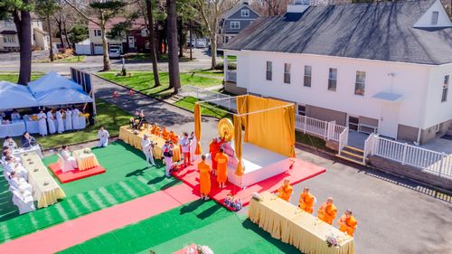 ภาพ No.62508:คณะศิษยานุศิษย์รวมใจสถาปนาและสมโภช ธรรมจักร เพื่ออัญเชิญประดิษฐาน ณ ยอดอุโบสถ 80 ปี หลวงพ่อธัมมชโย วัดพระธรรมกายนิวเจอร์ซี ประเทศสหรัฐอเมริกา  วันอาทิตย์ที่ 7 เมษายน พ.ศ. 2567