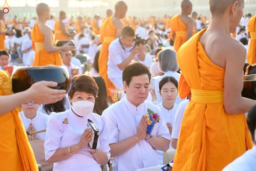 ภาพ No.279855:วันที่ 1 มกราคม พ.ศ.2569 พิธีตักบาตรในวันขึ้นปีใหม่ ณ ลานธรรม วัดพระธรรมกาย