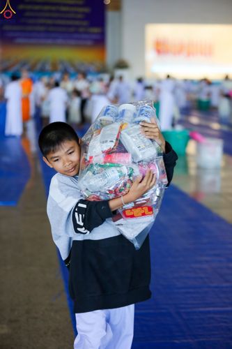 ภาพ No.311373:วันอาทิตย์ต้นเดือนที่ 1 มีนาคม พ.ศ.2569 พิธีตักบาตร และ พิธีบูชาข้าวพระ ณ สภาธรรมกายสากล วัดพระธรรมกาย