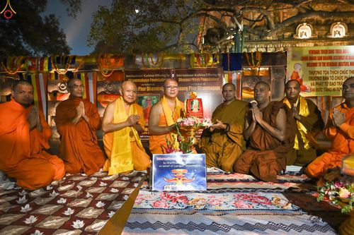 ภาพ No.284109:วันที่ ๔ พฤศจิกายน พุทธศักราช ๒๕๖๘ กฐินสมทบวัดต่างประเทศ โดยคณะศิษยานุศิษย์ บูชาธรรม 81 ปี หลวงพ่อธัมมชโย ณ วัดมหาโพธิ์ เมืองพุทธคยา ประเทศอินเดีย