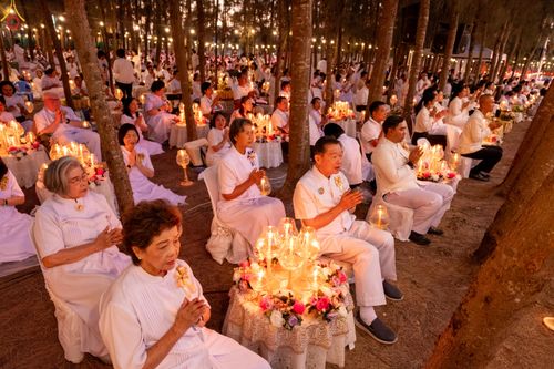 ภาพ No.290232:วันที่ 6 มกราคม พ.ศ. 2569 พิธีจุดประทีปถวายเป็นพุทธบูชา และบูชาธรรมมหาปูชนียาจารย์ (ภาพชุดที่ 2) ณ อนุสรณ์สถานมหาวิหารพระมงคลเทพมุนี (โลตัสแลนด์) อ.สองพี่น้อง จ.สุพรรณบุรี ในโครงการธรรมยาตรา กตัญญูบูชา มหาปูชนียาจารย์ พระมงคลเทพมุนี(สด จนฺทสโร) พระผู้ปรา