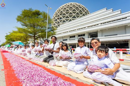ภาพ No.304089:วันที่ 25 มกราคม พ.ศ. 2569 พิธีต้อนรับพระธรรมยาตรา  รร.สามัคคีราษฏร์บำรุง-วัดพระธรรมกาย ในโครงการธรรมยาตรา กตัญญูบูชา มหาปูชนียาจารย์ พระมงคลเทพมุนี(สด จนฺทสโร) พระผู้ปราบมาร อนุสรณ์สถาน 7 แห่ง ปีที่ 14