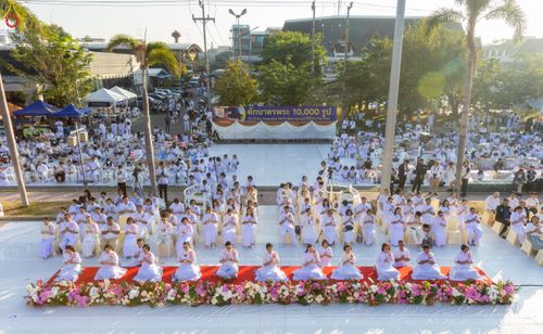 ภาพ No.282658:วันเสาร์ที่ 20 ธันวาคม พ.ศ.2568 พิธีตักบาตรพระ 10,000 รูป (ชุด 2) เนื่องในโอกาส 194 ปี จังหวัดกาญจนบุรี และอุทิศส่วนกุศลให้แด่บรรพชนทั้งหลาย บริเวณถนนสองแคว (Skywalk) เมืองกาญจนบุรี