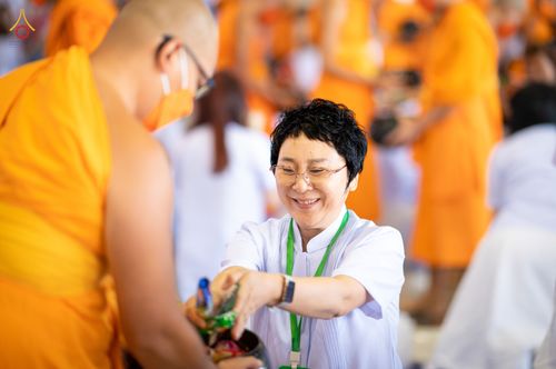 ภาพ No.76797:พิธีตักบาตรข้าวสารอาหารแห้ง  ณ บ้านแก้วเรือนทองคุณยายฯ สภาธรรมกายสากล  วัดพระธรรมกาย จ.ปทุมธานี  ในวันอาทิตย์ต้นเดือนที่ 6 มีนาคม พ.ศ. 2566