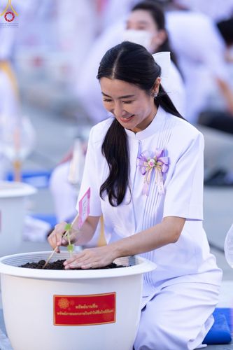 ภาพ No.90195:พิธีปลูกทรัพย์บานชื่น  เนื่องใน 139 ปี วันคล้ายวันเกิดด้วยรูปกายเนื้อ พระมงคลเทพมุนี (สด จนฺทสโร) พระผู้ปราบมาร วันอังคารที่ 10 ตุลาคม พ.ศ. 2566 ณ วัดพระธรรมกาย จ.ปทุมธานี