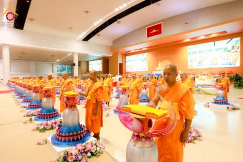 ภาพ No.134510:พิธีทอดผ้าป่าสมทบ มหาสังฆทาน 10,000 วัด ทั่วไทย วันอาทิตย์ต้นเดือนที่ 7 เมษายน พ.ศ.2567 ณ ห้องแก้วสารพัดนึก 1 สภาธรรมกายสากล  วัดพระธรรมกาย จ.ปทุมธานี