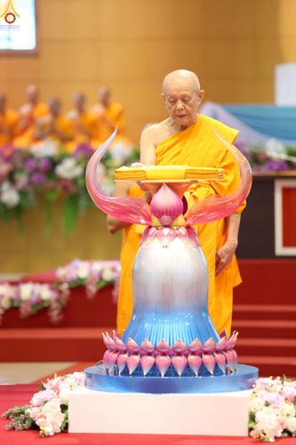 ภาพ No.240899:วันพุธที่ 27 สิงหาคม พ.ศ. 2568 พิธีทอดผ้าป่าเพื่อสร้างอาคาร  82 ปี หลวงพ่อธัมมชโย สมทบกฐินวัดพระธรรมกาย และกฐิน 30,000 วัดทั่วประเทศ ครั้งที่ 1