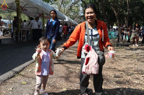 ภาพ No.194072:วัดพระธรรมกาย จัดงานวันเด็กแห่งชาติ ประจำปี พ.ศ.2568 ออกร้านอาหาร 200 ร้าน มอบของขวัญหลายหมื่นชิ้น วันที่ 12 มกราคม พ.ศ. 2568 วัดพระธรรมกาย อ.คลองหลวง จ.ปทุมธานี