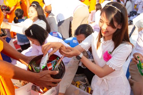 ภาพ No.197845:พิธีตักบาตรพระธรรมยาตรา ณ อนุสรณ์สถานลำดับที่ 4 สถานที่เกิดด้วยกายธรรม วัดโบสถ์(บน) ต.บางคูเวียง จ.นนทบุรี ในโครงการธรรมยาตรา กตัญญูบูชา มหาปูชนียาจารย์ พระมงคลเทพมุนี(สด จนฺทสโร) พระผู้ปราบมาร อนุสรณ์สถาน 7 แห่ง ปีที่ 13 วันที่ 19 มกราคม พ.ศ. 2568