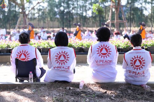 ภาพ No.296000:ภาพเบื้องหลังอาสาสมัครรวมใจ ชุดที่ 1 ในโครงการธรรมยาตรา กตัญญูบูชา มหาปูชนียาจารย์ พระมงคลเทพมุนี(สด จนฺทสโร) พระผู้ปราบมาร อนุสรณ์สถาน 7 แห่ง ปีที่ 14