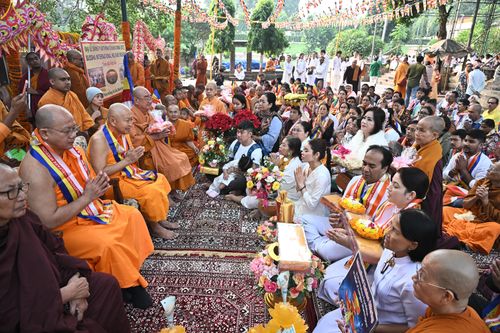 ภาพ No.278967:วันที่ 5 พฤศจิกายน 2568 กฐินสมทบวัดต่างประเทศ โดยคณะศิษยานุศิษย์ บูชาธรรม 81 ปี หลวงพ่อธัมมชโย ณ วัดมหาโพธิ์ เมืองพุทธคยา ถวายแด่  วัดพุทธนานาชาติเพื่อสวัสดิการสากล  (Buddha International Welfare Mission)  เมืองพุทธคยา ประเทศอินเดีย