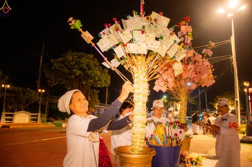 ภาพ No.282553:วันเสาร์ที่ 20 ธันวาคม พ.ศ.2568 พิธีตักบาตรพระ 10,000 รูป (ชุด 2) เนื่องในโอกาส 194 ปี จังหวัดกาญจนบุรี และอุทิศส่วนกุศลให้แด่บรรพชนทั้งหลาย บริเวณถนนสองแคว (Skywalk) เมืองกาญจนบุรี