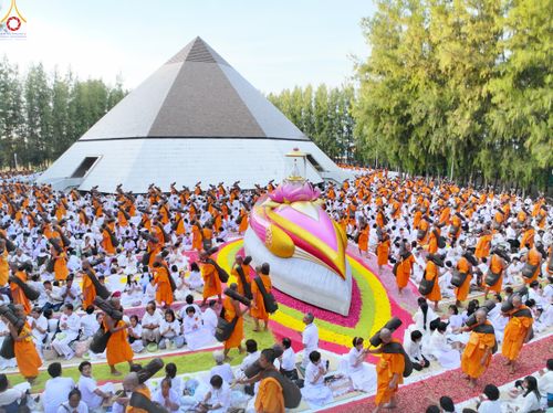 ภาพ No.287524:วันที่ 3 มกราคม พ.ศ. 2569 พิธีต้อนรับพระธรรมยาตรา ในโครงการธรรมยาตรา กตัญญูบูชา มหาปูชนียาจารย์ พระมงคลเทพมุนี(สด จนฺทสโร) พระผู้ปราบมาร อนุสรณ์สถาน 7 แห่ง ปีที่ 14 ณ อนุสรณ์สถานมหาวิหารพระมงคลเทพมุนี (โลตัสแลนด์) อ.สองพี่น้อง จ.สุพรรณบุรี