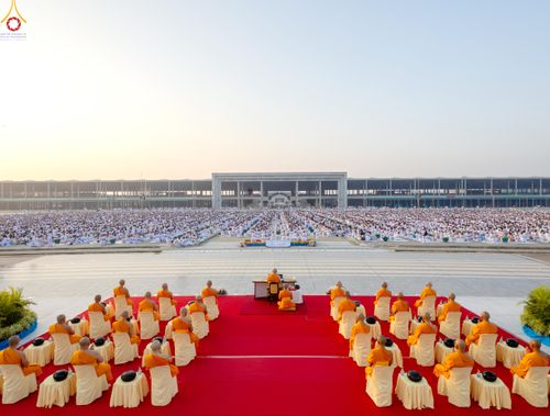 ภาพ No.279753:วันที่ 1 มกราคม พ.ศ.2569 พิธีตักบาตรในวันขึ้นปีใหม่ ณ ลานธรรม วัดพระธรรมกาย