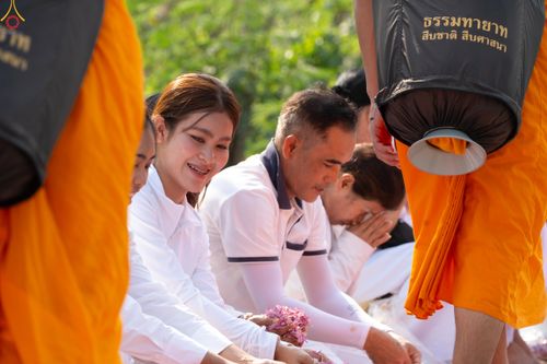 ภาพ No.299407:วันที่ 18 มกราคม พ.ศ. 2569 พิธีต้อนรับพระธรรมยาตรา ณ อนุสรณ์สถานลำดับที่ 5 สถานที่เผยแผ่วิชชาธรรมกายครั้งแรก อนุสรณ์สถานบางปลา วัดบางปลา อำเภอบางเลน จังหวัดนครปฐม ในโครงการธรรมยาตรา กตัญญูบูชา มหาปูชนียาจารย์ พระมงคลเทพมุนี(สด จนฺทสโร) พระผู้ปราบมาร อนุส