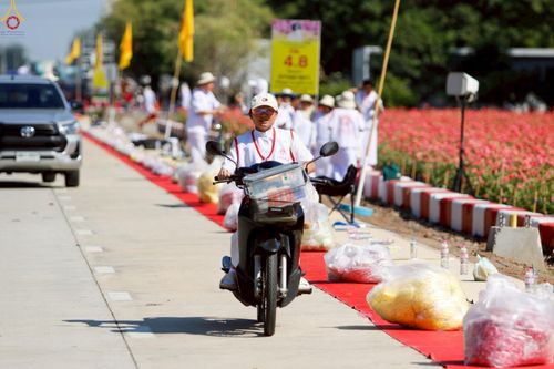 ภาพ No.296012:ภาพเบื้องหลังอาสาสมัครรวมใจ ชุดที่ 1 ในโครงการธรรมยาตรา กตัญญูบูชา มหาปูชนียาจารย์ พระมงคลเทพมุนี(สด จนฺทสโร) พระผู้ปราบมาร อนุสรณ์สถาน 7 แห่ง ปีที่ 14