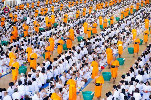 ภาพ No.308229:วันที่ 1  กุมภาพันธ์ พ.ศ. 2569 พิธีตักบาตรข้าวสารอาหารแห้ง ณ บ้านแก้วเรือนทองคุณยาย สภาธรรมกายสากล วัดพระธรรมกาย