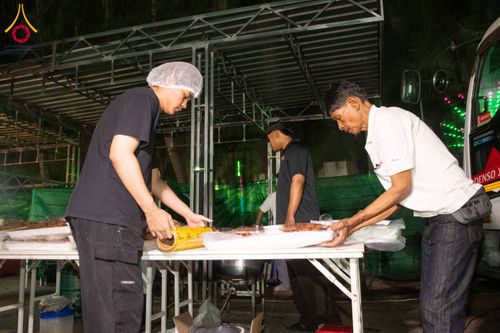 ภาพ No.287967:วันที่ 4 มกราคม พ.ศ. 2569 พิธีถวายภัตตาหารเป็นสังฆทาน แด่พระธรรมยาตรา ในโครงการธรรมยาตรา กตัญญูบูชา มหาปูชนียาจารย์ พระมงคลเทพมุนี(สด จนฺทสโร) พระผู้ปราบมาร อนุสรณ์สถาน 7 แห่ง ปีที่ 14 ณ อนุสรณ์สถานมหาวิหารพระมงคลเทพมุนี (โลตัสแลนด์) อ.สองพี่น้อง จ.สุพรร