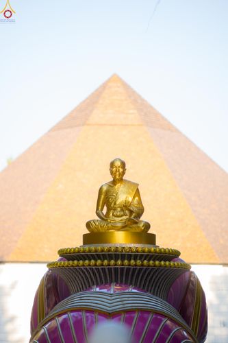 ภาพ No.288420:วันที่ 4 มกราคม พ.ศ. 2569 พระธรรมยาตราปฏิบัติธรรม และถ่ายภาพหมู่ประวัติศาสตร์ ในโครงการธรรมยาตรา กตัญญูบูชา มหาปูชนียาจารย์ พระมงคลเทพมุนี(สด จนฺทสโร) พระผู้ปราบมาร อนุสรณ์สถาน 7 แห่ง ปีที่ 14 ณ อนุสรณ์สถานมหาวิหารพระมงคลเทพมุนี (โลตัสแลนด์) อ.สองพี่น้อง