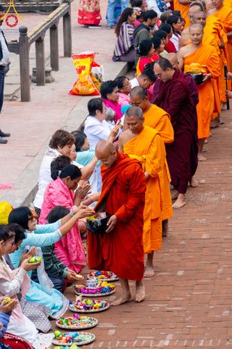 ภาพ No.317290:วันอังคารที่ 31 มีนาคม พ.ศ.2569 จาริกบิณฑบาตแห่งศรัทธา จากวัดอเชศวรสู่สี่แยกปาตันและวัดศรี ประเทศเนปาล