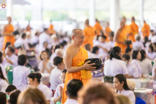 ภาพ No.318172:วันอาทิตย์ต้นเดือนที่ 5 เมษายน พ.ศ.2569 พิธีตักบาตร ณ บ้านแก้วเรือนทองคุณยายอาจารย์ฯ วัดพระธรรมกาย