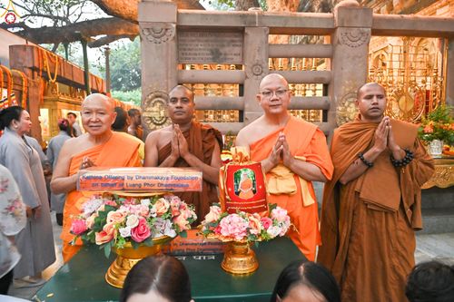 ภาพ No.284086:วันที่ ๔ พฤศจิกายน พุทธศักราช ๒๕๖๘ กฐินสมทบวัดต่างประเทศ โดยคณะศิษยานุศิษย์ บูชาธรรม 81 ปี หลวงพ่อธัมมชโย ณ วัดมหาโพธิ์ เมืองพุทธคยา ประเทศอินเดีย