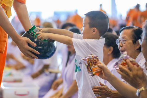 ภาพ No.311350:วันอาทิตย์ต้นเดือนที่ 1 มีนาคม พ.ศ.2569 พิธีตักบาตร และ พิธีบูชาข้าวพระ ณ สภาธรรมกายสากล วัดพระธรรมกาย