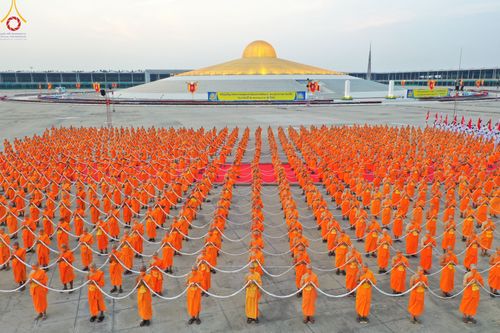 ภาพ No.79194:พิธีอัญเชิญองค์พระบรมพุทธเจ้า 24 องค์ เวียนประทักษิณรอบพระมหาธรรมกายเจดีย์ ณ วัดพระธรรมกาย  วันที่ 2 เมษายน พ.ศ. 2566