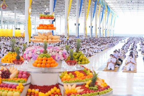 ภาพ No.83022:พิธีตักบาตร ณ บ้านแก้วเรือนทองคุณยายอาจารย์ฯ พิธีบูชาข้าวพระ ณ สภาธรรมกายสากล วัดพระธรรมกาย ในวันอาทิตย์ต้นเดือนที่ 2 ก.ค. พ.ศ.2566