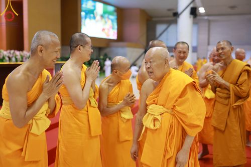 ภาพ No.86454:วันธรรมชัย ปีที่ 55 พิธีทอดผ้าป่ากฐินสมทบครั้งที่1, พิธีเจริญพุทธมนต์ ลูกนิมิตมหาสมบัติฯ พิธีจุดประทีป,พิธีฉลองชัยสวดมนต์บทธัมมจักกัปปวัตนสูตร วันอาทิตย์ที่ 27 สิงหาคม พ.ศ.2566 ณ สภาธรรมกายสากล / มหารัตนวิหารคด วัดพระธรรมกาย