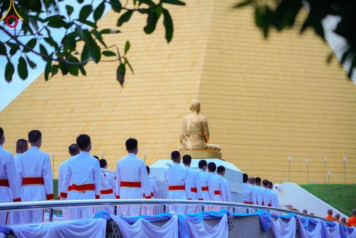 ภาพ No.89199:พิธีอัญเชิญรูปหล่อทองคำ  คุณยายอาจารย์มหารัตนอุบาสิกาจันทร์ ขนนกยูง เพื่อประดิษฐาน ณ มหาวิหารคุณยายอาจารย์ฯ เนื่องในวันครูผู้ค้นพบวิชชาธรรมกาย วันศุกร์ที่ 29 กันยายน พ.ศ. 2566